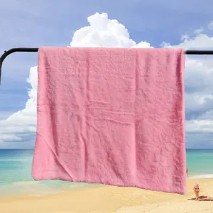 Gros plan d'une couverture en polaire rose douce avec texture à bulles suspendue dehors