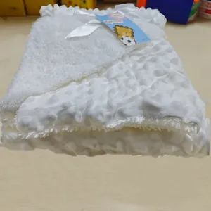 Détail de la couverture blanche double couche avec texture à bulles et doublure sherpa douce