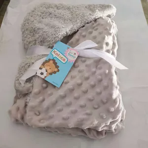 Détail de la couverture grise double couche avec doublure sherpa et texture minky