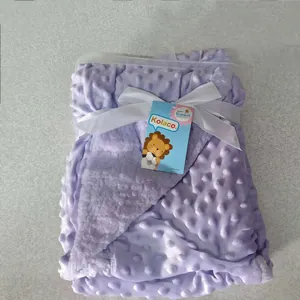Vue détaillée de la couverture bébé minky lavande avec doublure sherpa et ruban