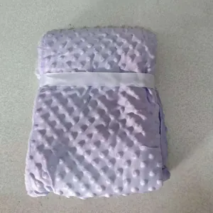 Détail d'une couverture douce violette à bulles minky double couche avec ruban
