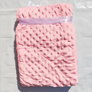 Couverture à bulles minky rose double couche douce avec texture peluche et ruban