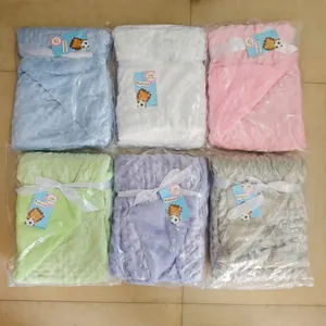 Vue détaillée de couvertures pour bébés à pois minky et polaire sherpa en six couleurs.