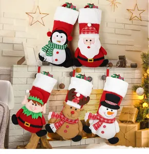 Vista dettagliata di cinque calze di Natale 3D con personaggi dei cartoni animati assortiti.