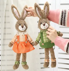 Vista dettagliata di due fermatende in peluche a forma di coniglio in stile pastorale affascinante.