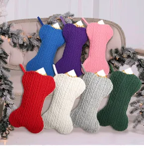 Vue détaillée de diverses chaussettes de Noël tricotées en forme d'os de couleurs festives