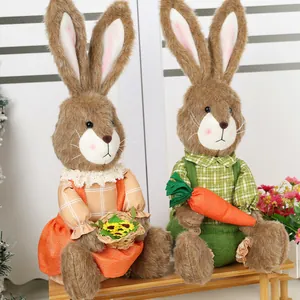 Coppia di statuette di coniglietti pasquali con carota e cesto di fiori per la casa