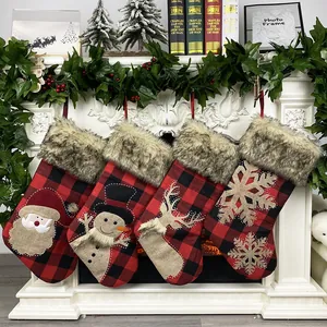 Lot de 4 chaussettes de Noël à carreaux rouges sur un manteau de cheminée festif