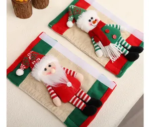 Dettaglio dei coprimaniglie natalizi per frigorifero con Babbo Natale e pupazzo di neve.