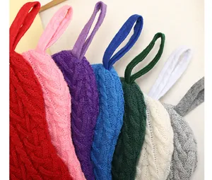 Vue détaillée de chaussettes de Noël colorées en tricot torsadé dans divers tons festifs