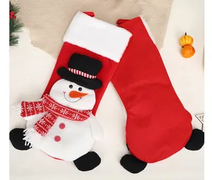 Dettaglio del pupazzo di neve in peluche 3D sulla calza di Natale rossa decorativa