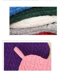 Détail macro de chaussettes de Noël tricotées en forme d'os avec texture torsadée multicolore
