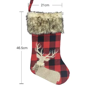 Chaussette de Noël à carreaux rouges et noirs avec bordure en fausse fourrure et renne