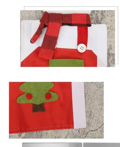 Detail van kerstkoelkast handgreepafdekking met vilten boom en een geruite sjaal