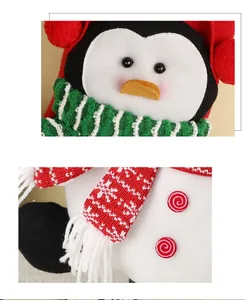 Dettaglio ravvicinato di decorazioni natalizie in peluche a forma di pinguino e pupazzo