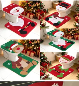 Dettaglio di vari set natalizi di copriwater e tappeti con disegni creativi di cartoni animati.