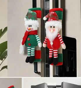 Dettaglio delle fodere per maniglie del frigorifero festive con Babbo Natale e pupazzo