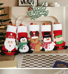 Calze natalizie festive in peluche 3D con Babbo Natale, Pinguino, Renna e Pupazzo di neve