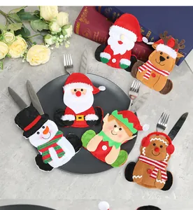 Vue détaillée de divers porte-couverts de Noël en dessin animé sur une assiette.