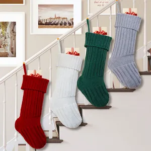 Set di quattro grandi calze di Natale in maglia rossa bianca verde e grigia per decorazione