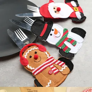 Gros plan sur les porte-couverts de Noël en feutrine : Père Noël et bonhomme de neige.
