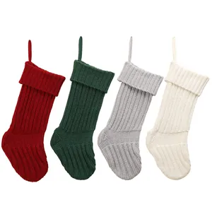 Set di quattro calze di Natale grandi in maglia nei colori rosso verde grigio bianco