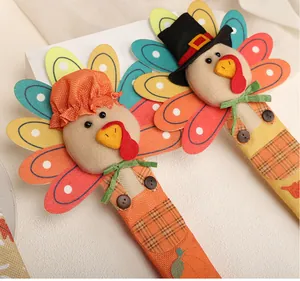 Close-up van feestelijke kalkoen koelkast handgreep covers voor Thanksgiving van vilt