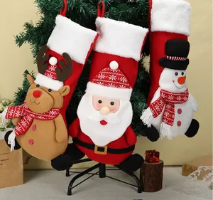 Set di tre calze natalizie festive con Babbo Natale, pupazzo di neve e renna in peluche