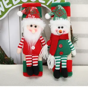 Dettaglio di personaggi di Babbo Natale e pupazzo di neve in peluche su coprimaniglie natalizi