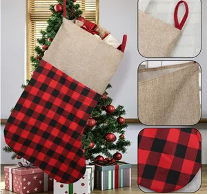 Detalle de calcetín de Navidad de cuadros rojos y negros con adorno de arpillera
