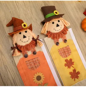 Vue détaillée des couvre-poignées de réfrigérateur épouvantail avec décors d'automne