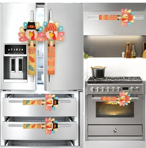 Decoratieve Thanksgiving kalkoen koelkast- en ovengreepafdekkingen in een moderne keuken
