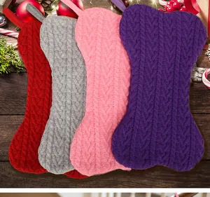Chaussettes de Noël tricotées en forme d'os en rouge, gris, rose et violet set.