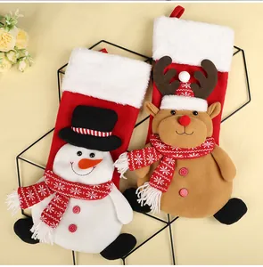 Dettaglio di calze natalizie in peluche con personaggi 3D di pupazzo di neve e renna