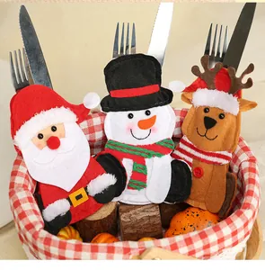 Gros plan de porte-couverts de Noël en feutre avec le Père Noël, un bonhomme de neige et un renne.