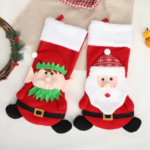 Coppia di calze di Natale in peluche rosso con personaggi 3D di Babbo Natale e folletto