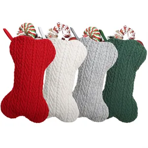 Lot de quatre chaussettes de Noël tricotées en forme d'os: rouge, blanc, gris et vert.