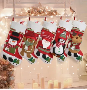 Gedetailleerd overzicht van vijf kerstsokken die aan een warme feestelijke haard hangen.
