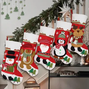 Set van 5 kerstsokken met cartoonfiguren zoals de kerstman en rendier decoratie