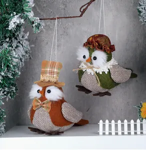 Vue détaillée de chouettes en peluche avec chapeaux rustiques dans un décor boisé