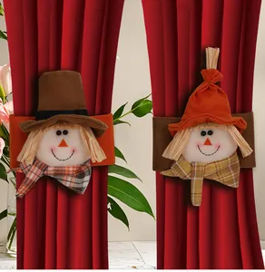 Embrasses de rideaux épouvantail de Thanksgiving festives sur rideaux rouges élégants.