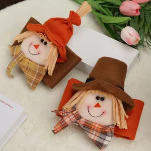 Embrasses de rideau épouvantail créatives pour décoration de maison de Thanksgiving.