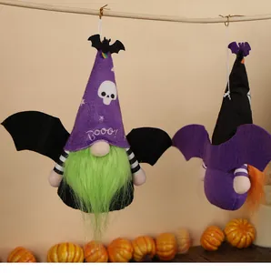 Gedetailleerde weergave van Halloween kabouterhangers met vleermuisvleugels en zachte baarden