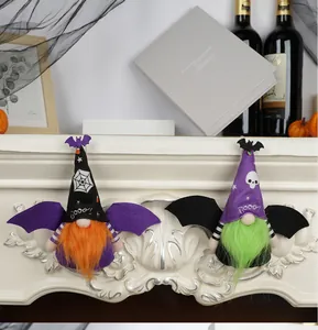 Detailweergave van twee Halloween-kabouters met vleermuisvleugels aan een schouw