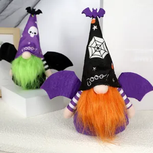 Gedetailleerd beeld van Halloween gnomes met vleermuisvleugels en feestelijke Boo-patronen