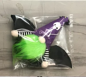 Detailweergave van een Halloween-kabouter met vleermuisvleugels in plastic verpakking.