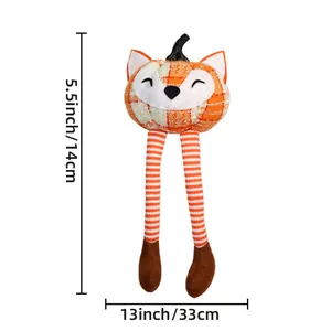 Détail montrant les dimensions de la peluche renard citrouille avec longues jambes