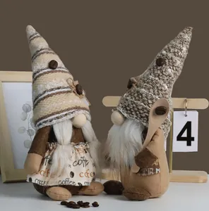Detailansicht von Plüsch-Kaffee-Zwergen mit Strickmützen und Holzlöffel-Akzenten