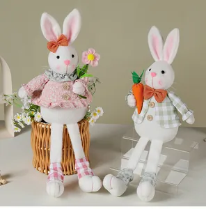 Detail van schattige paashaas knuffels met lange benen voor feestelijke decoratie