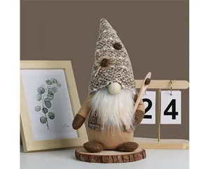 Nahaufnahme einer dekorativen Kaffee-Zwergpuppe mit Strickmütze und kleinem Holzlöffel